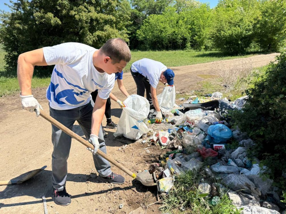 Единороссы продолжают благоустраивать свои города и поселки Единороссы продолжают благоустраивать свои города и поселки