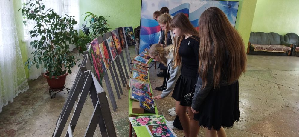 В Доме культуры им. Ленина пгт Новодарьевка с 22 по 27 мая проходит выставка картин «Алмазные шедевры», выполненных в технике алмазной вышивки В Доме культуры им. Ленина пгт Новодарьевка с 22 по 27 мая проходит выставка картин «Алмазные шедевры», выполненных в технике алмазной вышивки