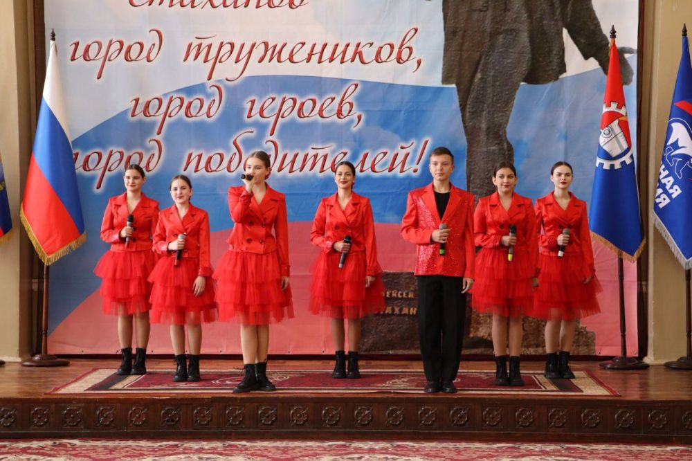 В Стаханове поздравили представителей бизнеса с Днём российского предпринимательства В Стаханове поздравили представителей бизнеса с Днём российского предпринимательства