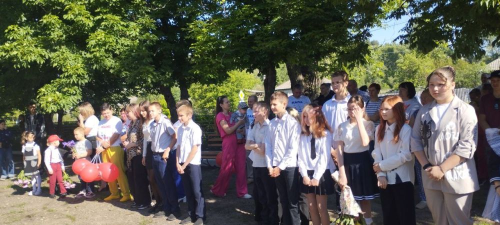 В Белокуракинском муниципальном округе 24 мая во всех школах прозвучал последний звонок В Белокуракинском муниципальном округе 24 мая во всех школах прозвучал последний звонок