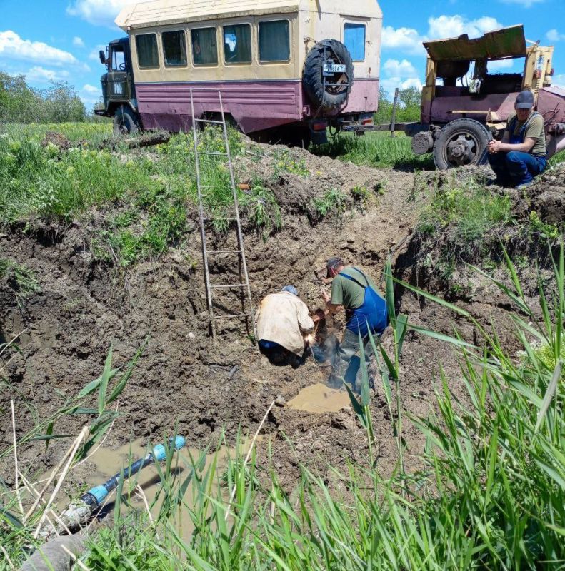 Специалисты Луганскводы произвели замену поврежденного водопроводного участка в п. Краснодон Специалисты Луганскводы произвели замену поврежденного водопроводного участка в п. Краснодон
