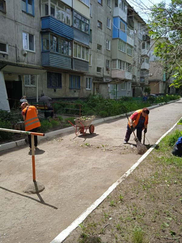 Коммунальные службы проводят работы на территории города Коммунальные службы проводят работы на территории города