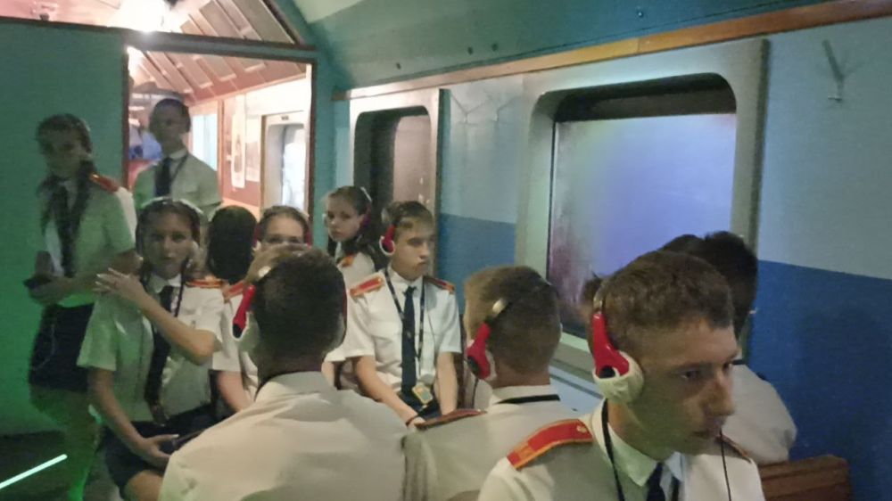 Кадеты и Юнармейцы Ясеновской школы N 2 им. Д. В. Лазутина, при поддержке Администрации городского округа город Ровеньки, посетили Поезд Победы в городе Луганск Кадеты и Юнармейцы Ясеновской школы N 2 им. Д. В. Лазутина, при поддержке Администрации городского округа город Ровеньки, посетили Поезд Победы в городе Луганск