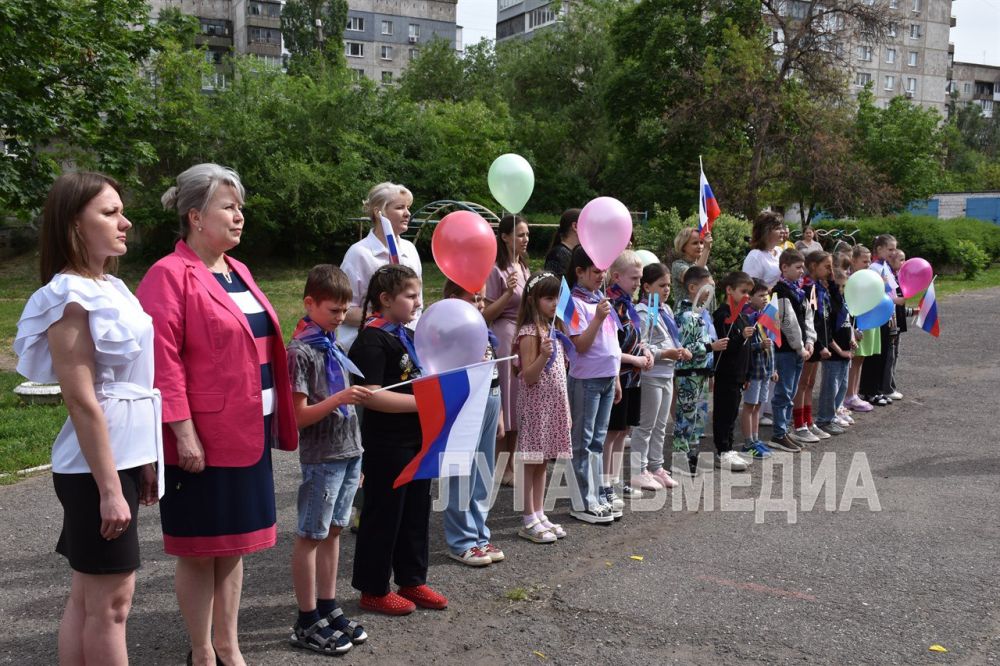 В Алчевской гимназии открылась пришкольная летняя площадка для младшеклассников «НОУ ХАУ» В Алчевской гимназии открылась пришкольная летняя площадка для младшеклассников «НОУ ХАУ»