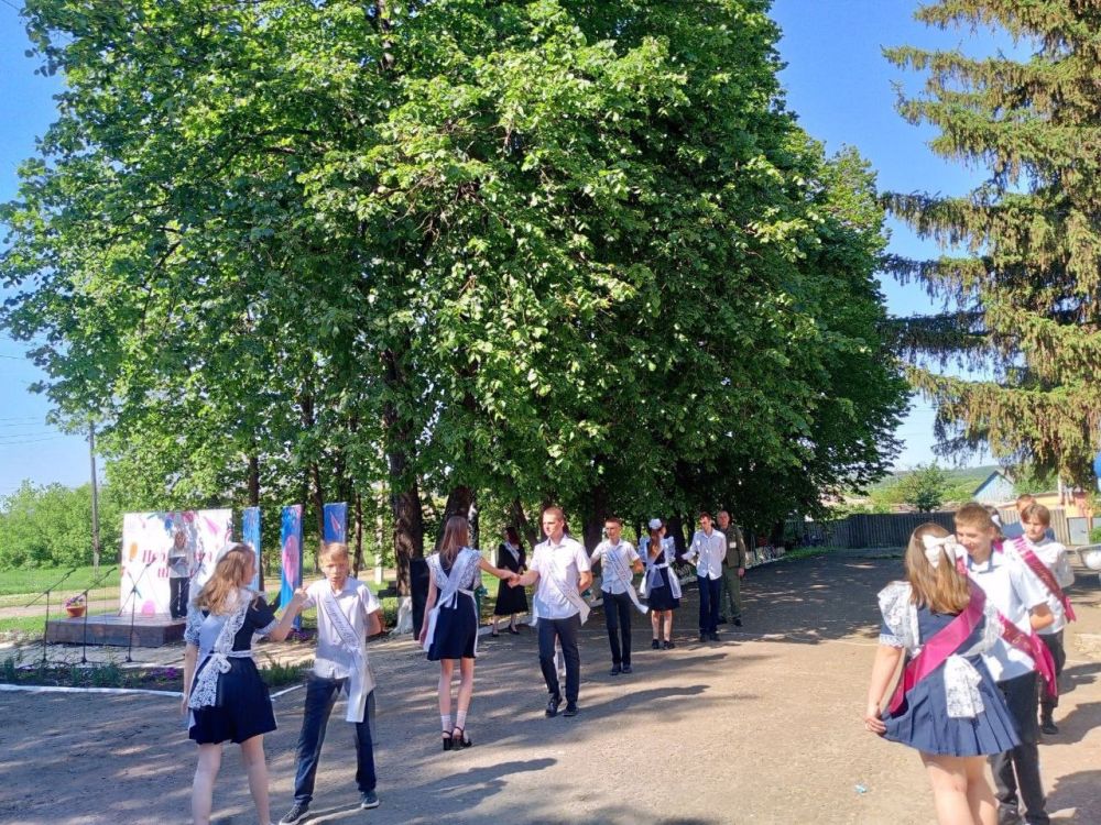 В Белокуракинском муниципальном округе 24 мая во всех школах прозвучал последний звонок В Белокуракинском муниципальном округе 24 мая во всех школах прозвучал последний звонок