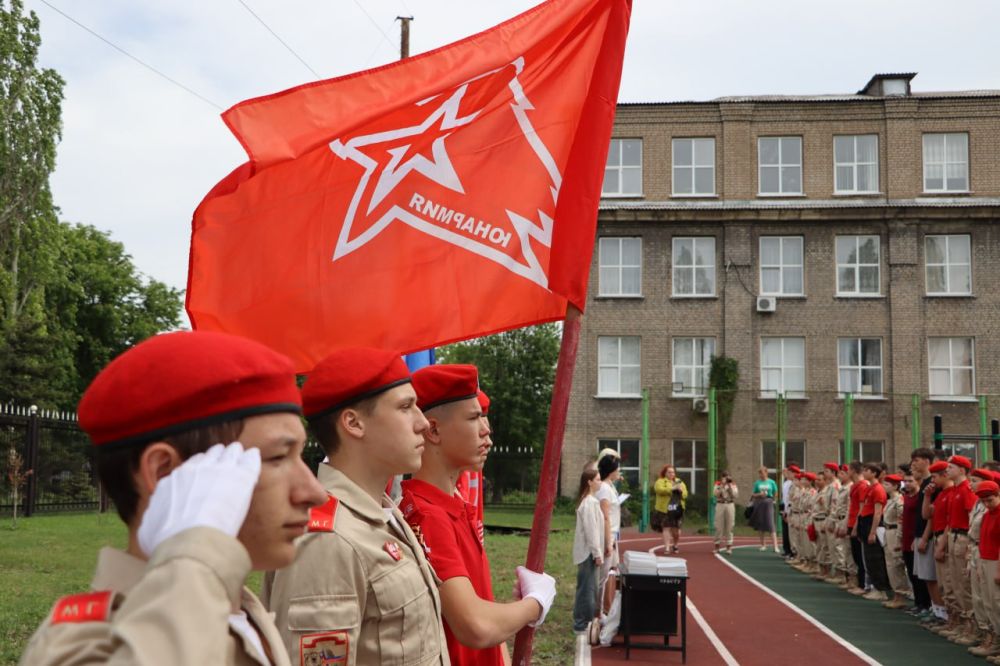 В Стаханове торжественно отметили заслуги юнармейцев, участвовавших в мероприятиях к 80-летию Победы В Стаханове торжественно отметили заслуги юнармейцев, участвовавших в мероприятиях к 80-летию Победы