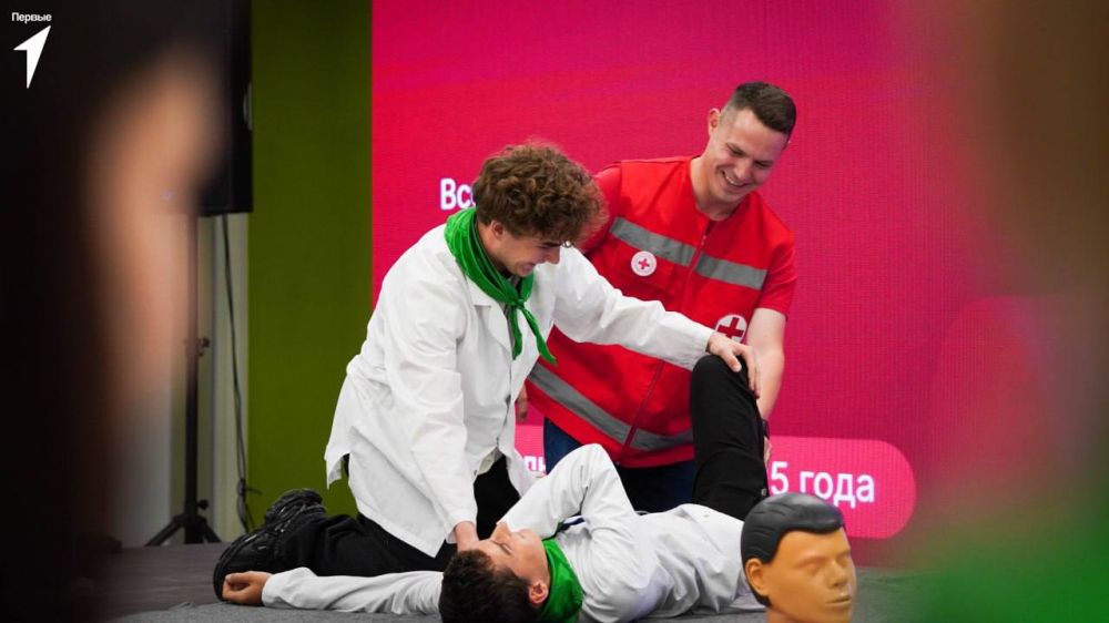 Волонтеры-медики обучили школьников Луганска основам первой помощи Волонтеры-медики обучили школьников Луганска основам первой помощи