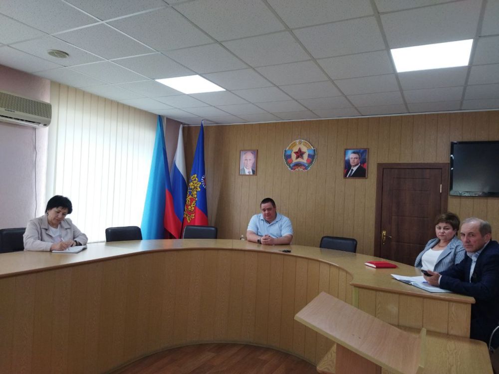 Глава городского округа город Ровеньки Андрей Рубанцов понедельник начал с традиционного рабочего совещания Глава городского округа город Ровеньки Андрей Рубанцов понедельник начал с традиционного рабочего совещания