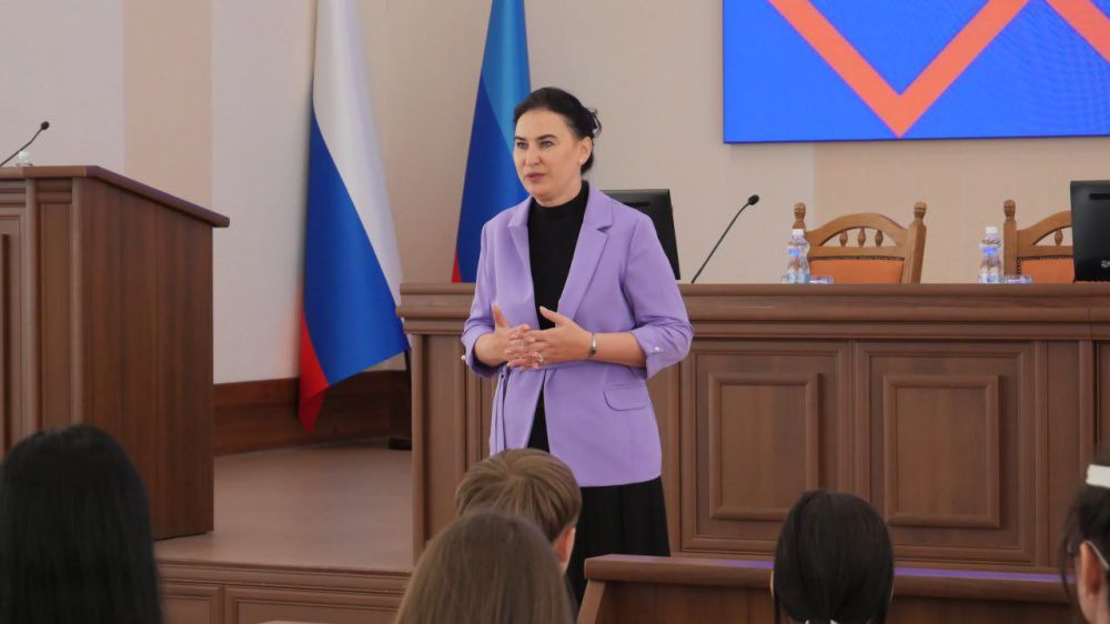 Яна Пащенко: Сегодня в Администрации Луганска состоялась встреча с представителями молодежи, которые смогли задать мне интересующие их вопросы