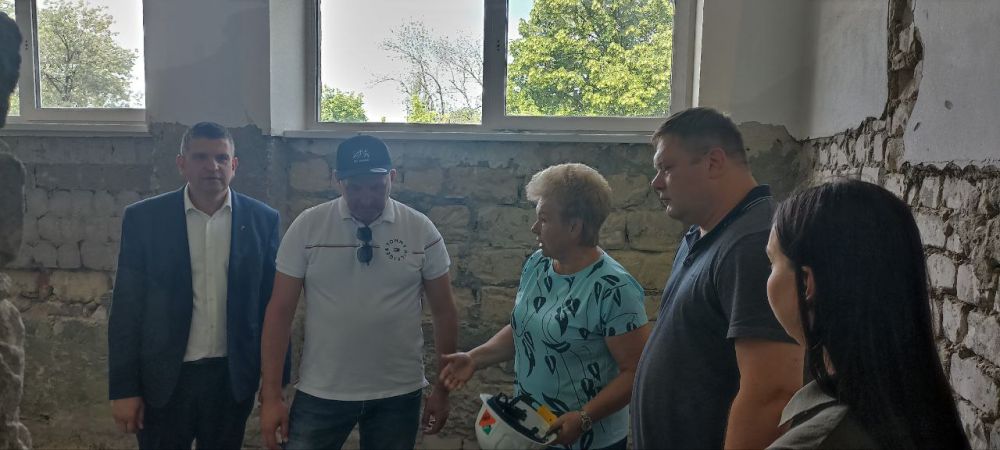 Олег Коваль: 27 мая, совместно с сенатором Совета Федерации Ольгой Бас, директором ГБУ ЛНР "ЦИМТО" Сергеем Бахровым, руководителями Лутугинского муниципального округа провели мониторинг проведения капитального ремонта в... Олег Коваль: 27 мая, совместно с сенатором Совета Федерации Ольгой Бас, директором ГБУ ЛНР "ЦИМТО" Сергеем Бахровым, руководителями Лутугинского муниципального округа провели мониторинг проведения капитального ремонта в...