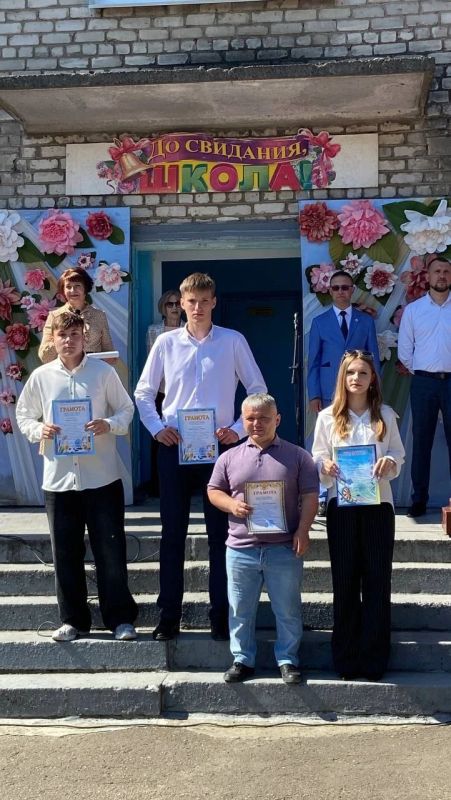 Член Общественной палаты ЛНР Александр Бурлаков посетил торжественное мероприятие, посвящённое последнему звонку в ГБОУ ЛНР "ЛСШ 11", поздравил детей с окончанием учебного года и вручил руководителю школы благодарственное... Член Общественной палаты ЛНР Александр Бурлаков посетил торжественное мероприятие, посвящённое последнему звонку в ГБОУ ЛНР "ЛСШ 11", поздравил детей с окончанием учебного года и вручил руководителю школы благодарственное...
