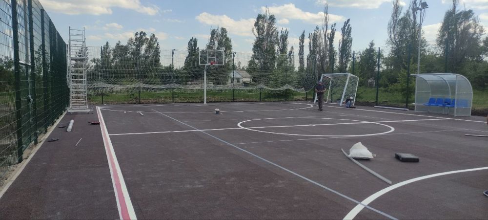В пгт Ясеновский близится к завершению строительство уличной многофункциональной спортивной площадки по программе развития физической культуры и спорта в рамках Президентского фонда культурных инициатив В пгт Ясеновский близится к завершению строительство уличной многофункциональной спортивной площадки по программе развития физической культуры и спорта в рамках Президентского фонда культурных инициатив