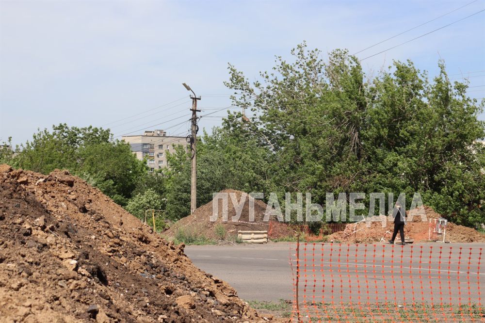 В Свердловске на улице Советской шеф-регион Красноярский край и ГУП ЛНР «Лугансквода» производят замену водопровода В Свердловске на улице Советской шеф-регион Красноярский край и ГУП ЛНР «Лугансквода» производят замену водопровода
