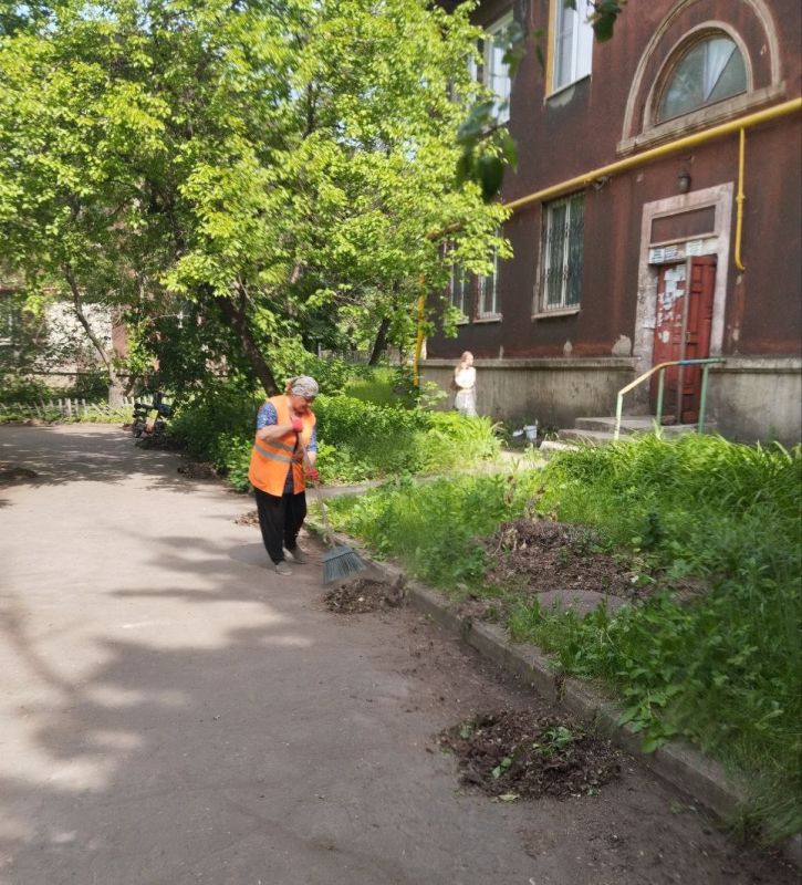Уборка города – каждодневная работа Уборка города – каждодневная работа