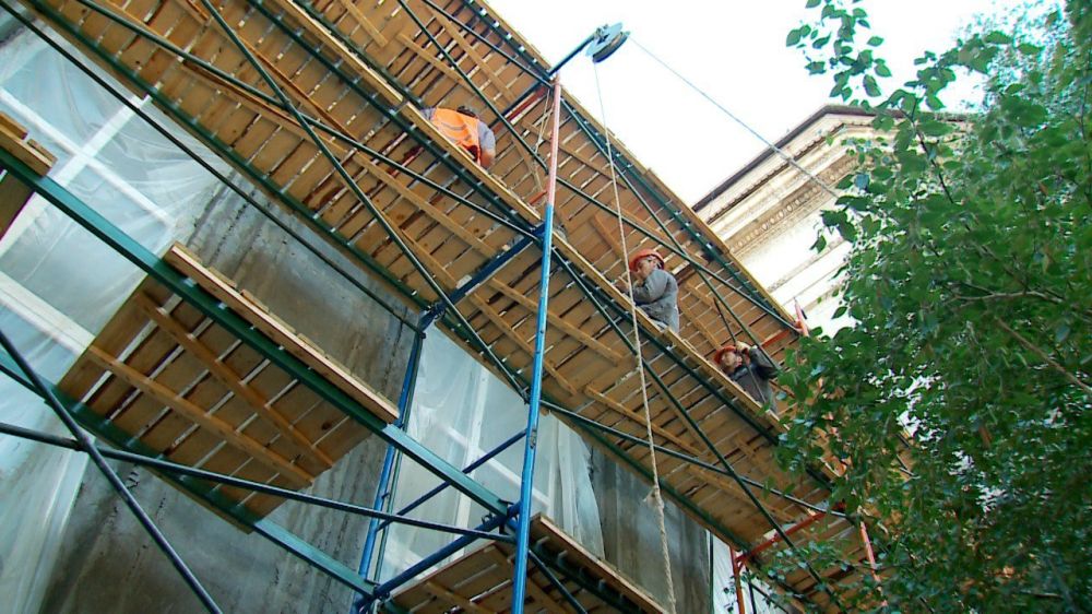 Продолжается капитальный ремонт фасада здания ДК им. «Молодой Гвардии» в Краснодоне Продолжается капитальный ремонт фасада здания ДК им. «Молодой Гвардии» в Краснодоне