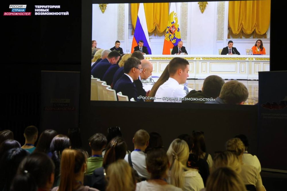 Команда «Россия — страна возможностей» продолжает знакомить молодежь ЛНР с инструментами для развития Команда «Россия — страна возможностей» продолжает знакомить молодежь ЛНР с инструментами для развития
