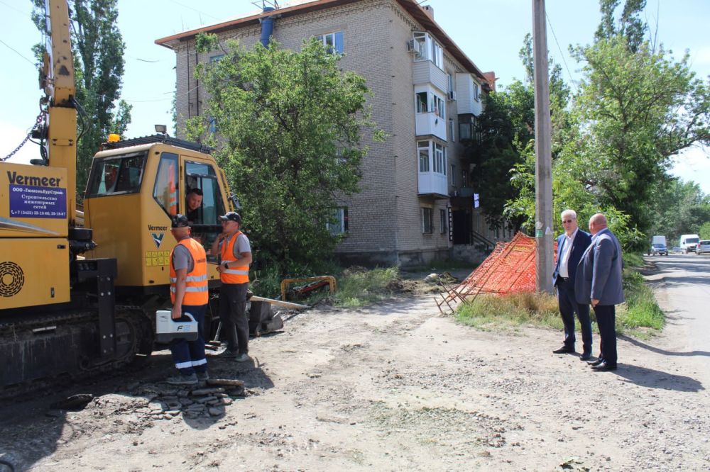 Сергей Козенко: В городе Краснодоне, в рамках специального инфраструктурного проекта, специалисты подрядной организации ООО «ТюменьБурСтрой» ведут прокладку линии водопровода диаметром 225 мм и 110 мм. Работы ведутся методом... Сергей Козенко: В городе Краснодоне, в рамках специального инфраструктурного проекта, специалисты подрядной организации ООО «ТюменьБурСтрой» ведут прокладку линии водопровода диаметром 225 мм и 110 мм. Работы ведутся методом...