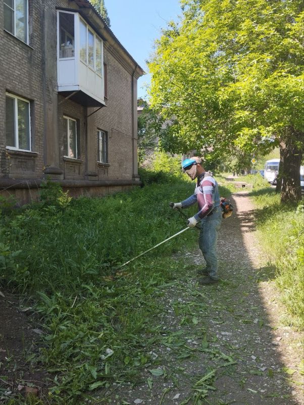 Уборка города – каждодневная работа Уборка города – каждодневная работа