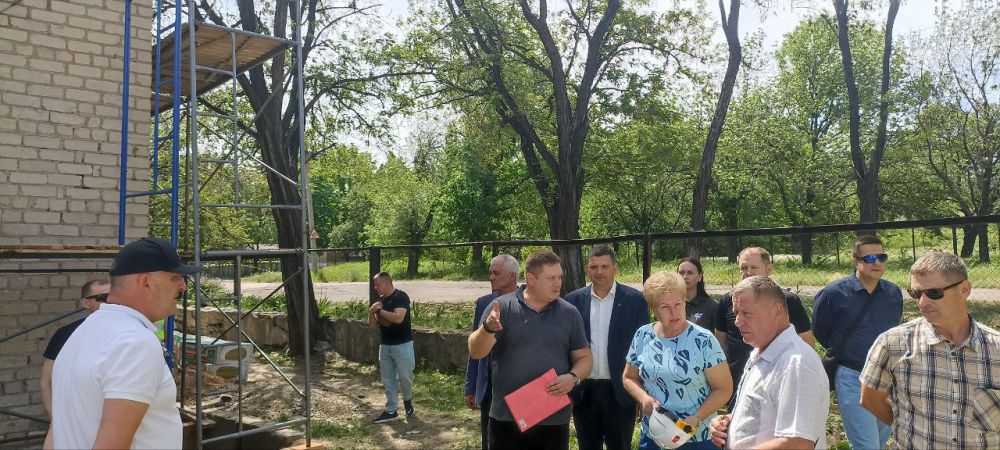 Олег Коваль: 27 мая, совместно с сенатором Совета Федерации Ольгой Бас, директором ГБУ ЛНР "ЦИМТО" Сергеем Бахровым, руководителями Лутугинского муниципального округа провели мониторинг проведения капитального ремонта в... Олег Коваль: 27 мая, совместно с сенатором Совета Федерации Ольгой Бас, директором ГБУ ЛНР "ЦИМТО" Сергеем Бахровым, руководителями Лутугинского муниципального округа провели мониторинг проведения капитального ремонта в...