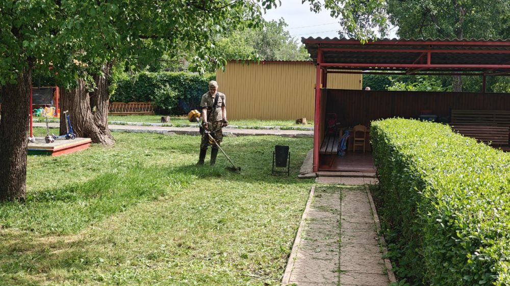 «Единая Россия» помогла облагородить территорию Луганского детского дома «Единая Россия» помогла облагородить территорию Луганского детского дома