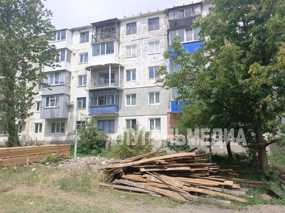 В Антраците продолжается капитальный ремонт кровель многоквартирных домов В Антраците продолжается капитальный ремонт кровель многоквартирных домов