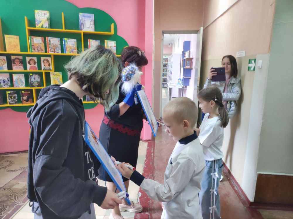В детской библиотеке прошли незабываемые выпускные праздники! Казалось бы, всё должно пройти гладко, но тут появилась наша любимая вредина Дюдюка, решившая испортить настроение ребятам своими коварными планами В детской библиотеке прошли незабываемые выпускные праздники! Казалось бы, всё должно пройти гладко, но тут появилась наша любимая вредина Дюдюка, решившая испортить настроение ребятам своими коварными планами