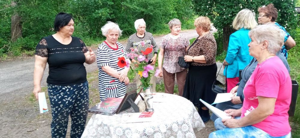 Мы с соседями друзья,. С ними мы - одна семья! Мы с соседями друзья,. С ними мы - одна семья!