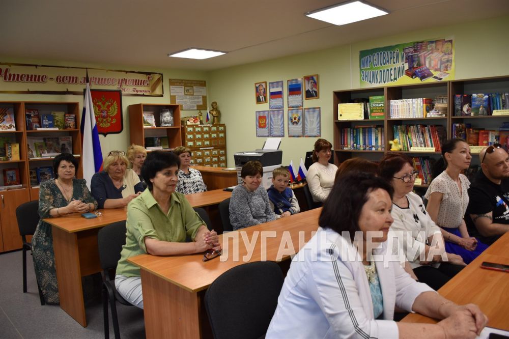 Глава Первомайского городского округа Сергей Колягин поздравил с профессиональным праздником Общероссийским Днем библиотек коллектив МБУ «Централизованная библиотечная система города Первомайска» Глава Первомайского городского округа Сергей Колягин поздравил с профессиональным праздником Общероссийским Днем библиотек коллектив МБУ «Централизованная библиотечная система города Первомайска»