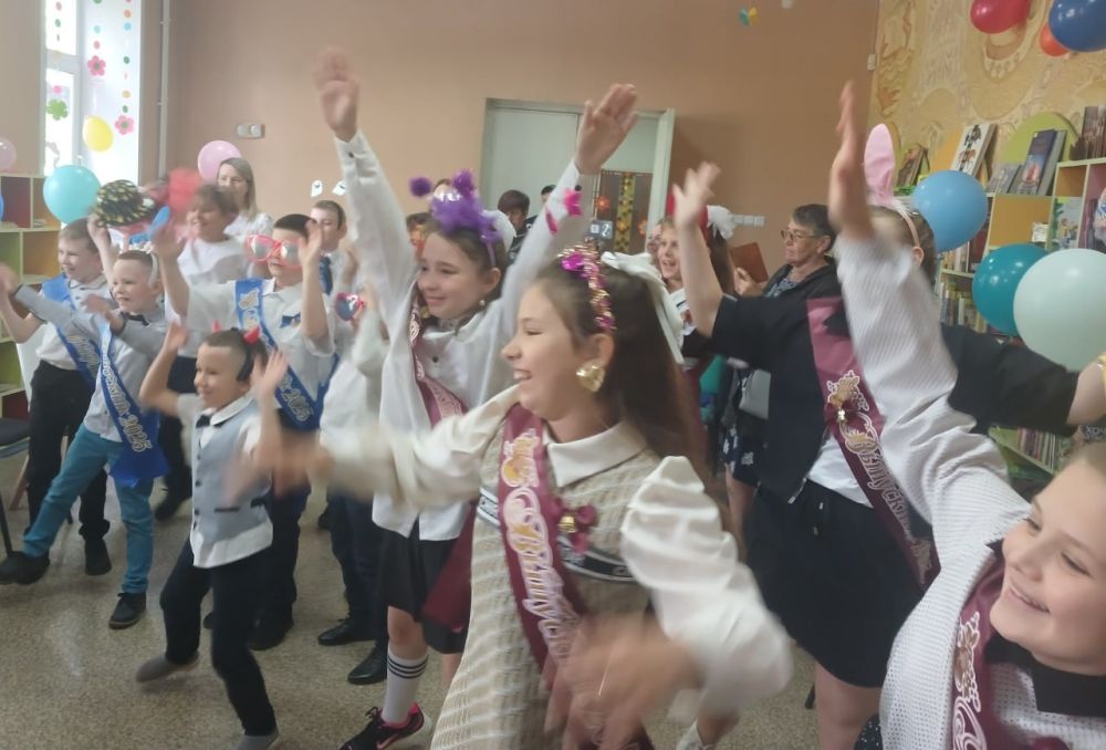 В детской библиотеке прошли незабываемые выпускные праздники! Казалось бы, всё должно пройти гладко, но тут появилась наша любимая вредина Дюдюка, решившая испортить настроение ребятам своими коварными планами В детской библиотеке прошли незабываемые выпускные праздники! Казалось бы, всё должно пройти гладко, но тут появилась наша любимая вредина Дюдюка, решившая испортить настроение ребятам своими коварными планами
