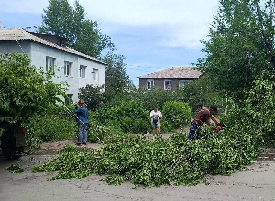Коммунальные службы проводят работы на территории города Коммунальные службы проводят работы на территории города