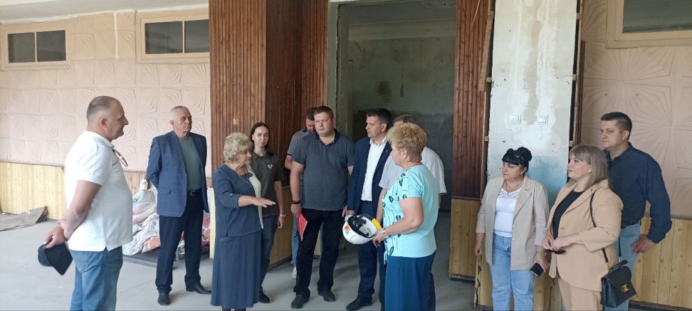 Олег Коваль: 27 мая, совместно с сенатором Совета Федерации Ольгой Бас, директором ГБУ ЛНР "ЦИМТО" Сергеем Бахровым, руководителями Лутугинского муниципального округа провели мониторинг проведения капитального ремонта в... Олег Коваль: 27 мая, совместно с сенатором Совета Федерации Ольгой Бас, директором ГБУ ЛНР "ЦИМТО" Сергеем Бахровым, руководителями Лутугинского муниципального округа провели мониторинг проведения капитального ремонта в...