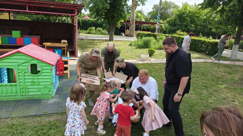 «Единая Россия» помогла облагородить территорию Луганского детского дома «Единая Россия» помогла облагородить территорию Луганского детского дома