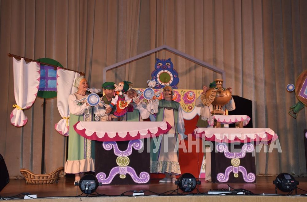 На сцене Антрацитовского Дворца культуры им. Ленина выступили артисты Ставропольского краевого театра кукол На сцене Антрацитовского Дворца культуры им. Ленина выступили артисты Ставропольского краевого театра кукол