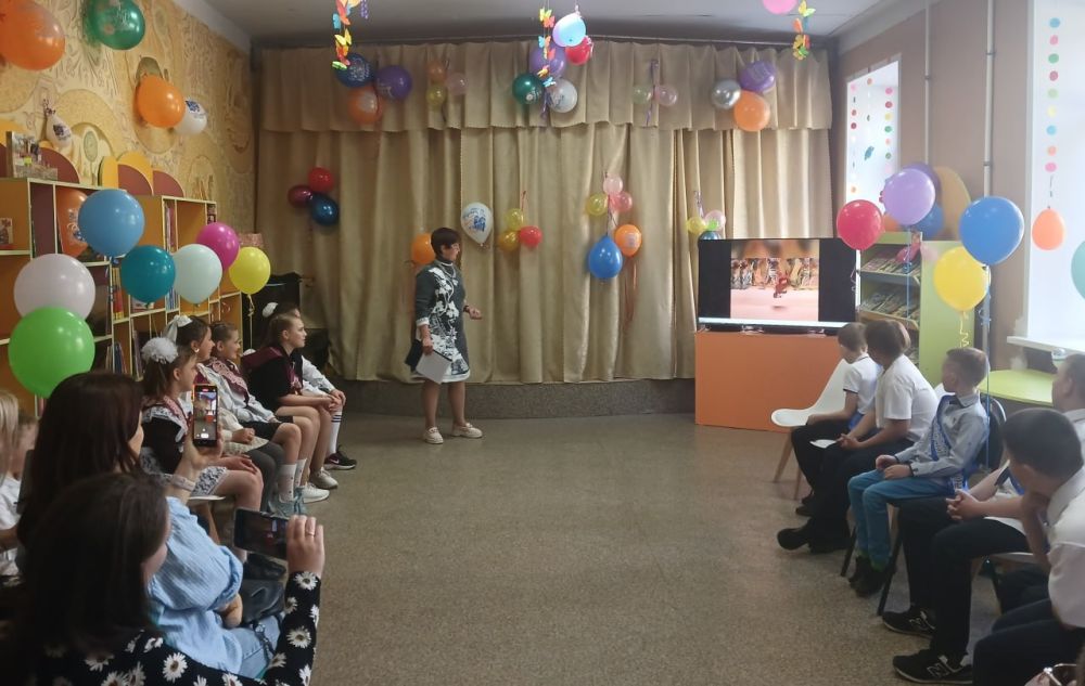 В детской библиотеке прошли незабываемые выпускные праздники! Казалось бы, всё должно пройти гладко, но тут появилась наша любимая вредина Дюдюка, решившая испортить настроение ребятам своими коварными планами В детской библиотеке прошли незабываемые выпускные праздники! Казалось бы, всё должно пройти гладко, но тут появилась наша любимая вредина Дюдюка, решившая испортить настроение ребятам своими коварными планами