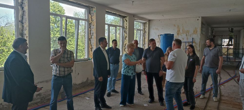 Олег Коваль: 27 мая, совместно с сенатором Совета Федерации Ольгой Бас, директором ГБУ ЛНР "ЦИМТО" Сергеем Бахровым, руководителями Лутугинского муниципального округа провели мониторинг проведения капитального ремонта в... Олег Коваль: 27 мая, совместно с сенатором Совета Федерации Ольгой Бас, директором ГБУ ЛНР "ЦИМТО" Сергеем Бахровым, руководителями Лутугинского муниципального округа провели мониторинг проведения капитального ремонта в...