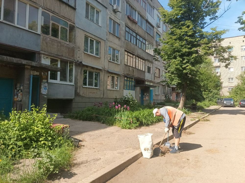 Уборка города – каждодневная работа Уборка города – каждодневная работа