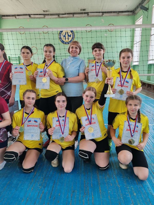 Команда МБУ ДО "Антрацитовская спортивная школа" завоевала заслуженное первое место на Первенстве ЛНР по волейболу среди девушек до 14 лет, которое проходило 23-24 мая 2025 года в городе Луганске