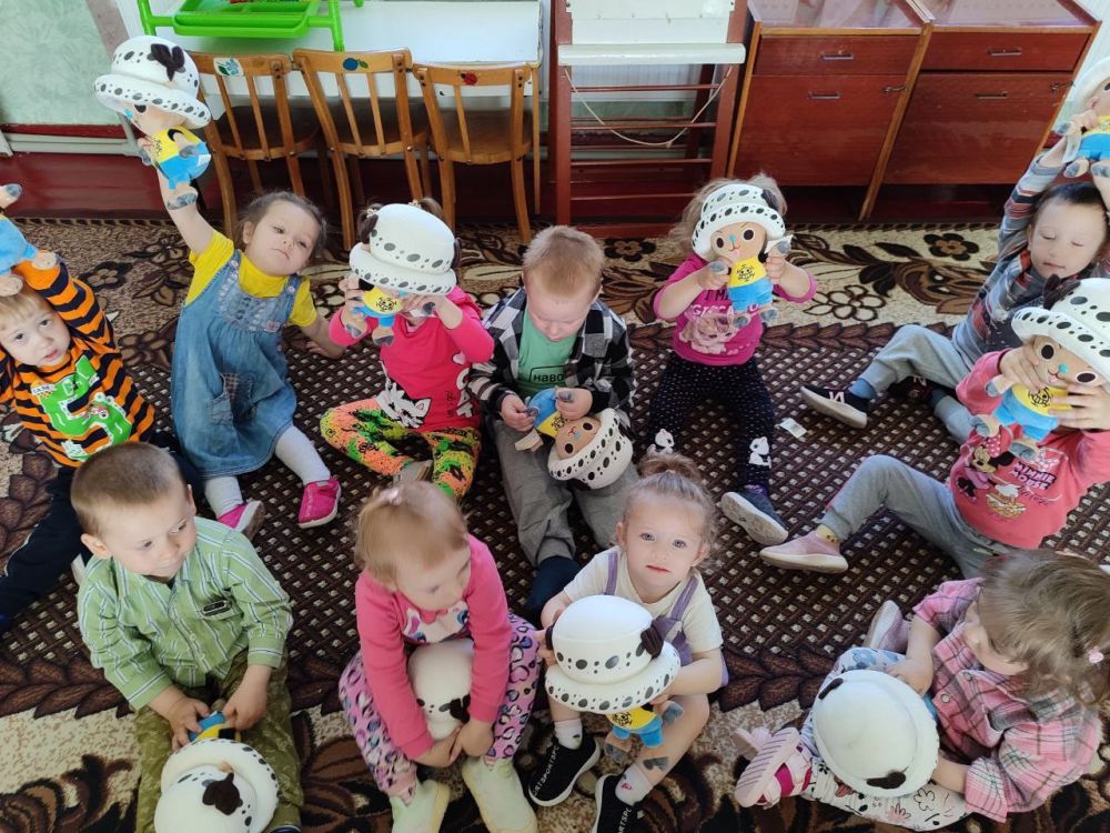 Руководитель "Комитета семей воинов Отечества" по Луганской Народной Республике Юлия Евгеньевна Кожевникова и волонтёр, координатор КСВО по городу Кировску Дмитрий Владимирович Руденко передали в ГБДОУ ЛНР "Ясли-сад... Руководитель "Комитета семей воинов Отечества" по Луганской Народной Республике Юлия Евгеньевна Кожевникова и волонтёр, координатор КСВО по городу Кировску Дмитрий Владимирович Руденко передали в ГБДОУ ЛНР "Ясли-сад...