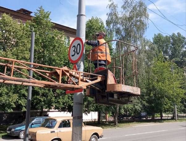 Коммунальные службы проводят работы на территории города Коммунальные службы проводят работы на территории города