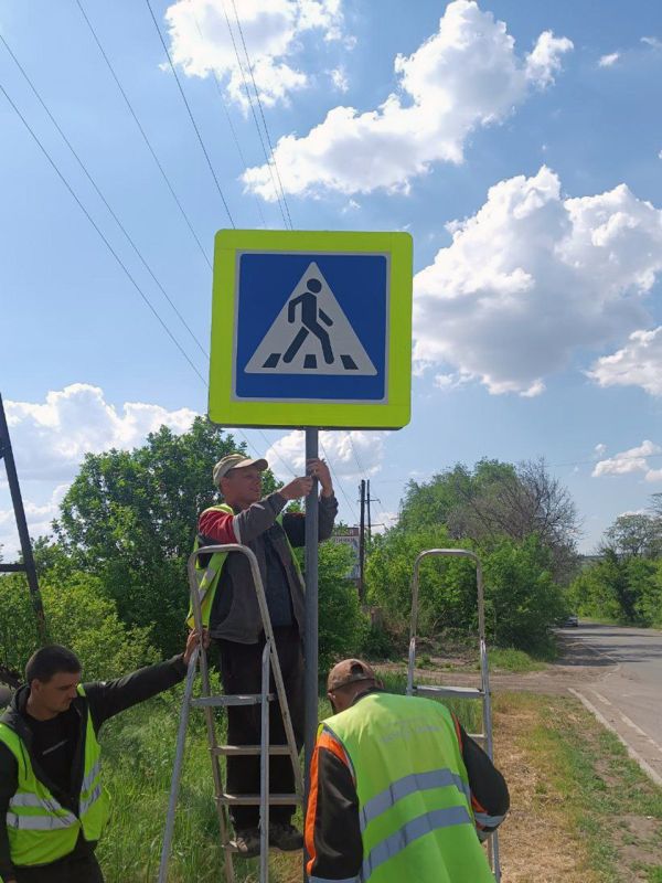 Проведён ремонт дорожных знаков на подъездах к аэропорту Проведён ремонт дорожных знаков на подъездах к аэропорту