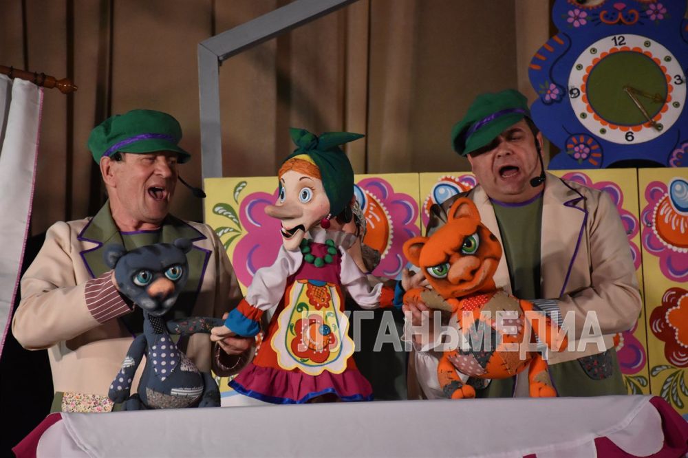 На сцене Антрацитовского Дворца культуры им. Ленина выступили артисты Ставропольского краевого театра кукол На сцене Антрацитовского Дворца культуры им. Ленина выступили артисты Ставропольского краевого театра кукол