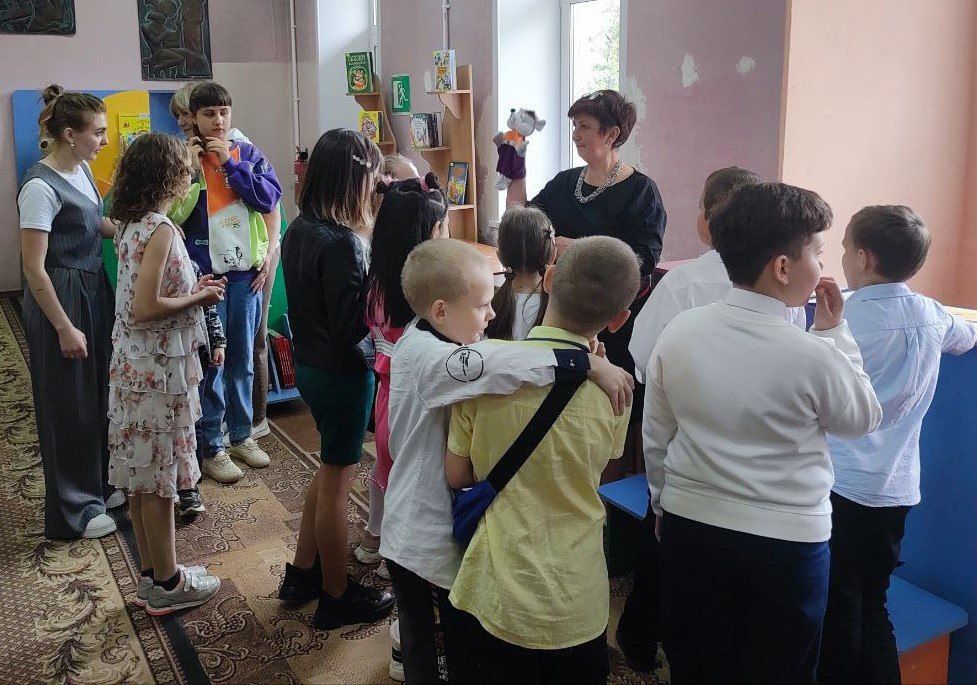 В детской библиотеке прошли незабываемые выпускные праздники! Казалось бы, всё должно пройти гладко, но тут появилась наша любимая вредина Дюдюка, решившая испортить настроение ребятам своими коварными планами В детской библиотеке прошли незабываемые выпускные праздники! Казалось бы, всё должно пройти гладко, но тут появилась наша любимая вредина Дюдюка, решившая испортить настроение ребятам своими коварными планами