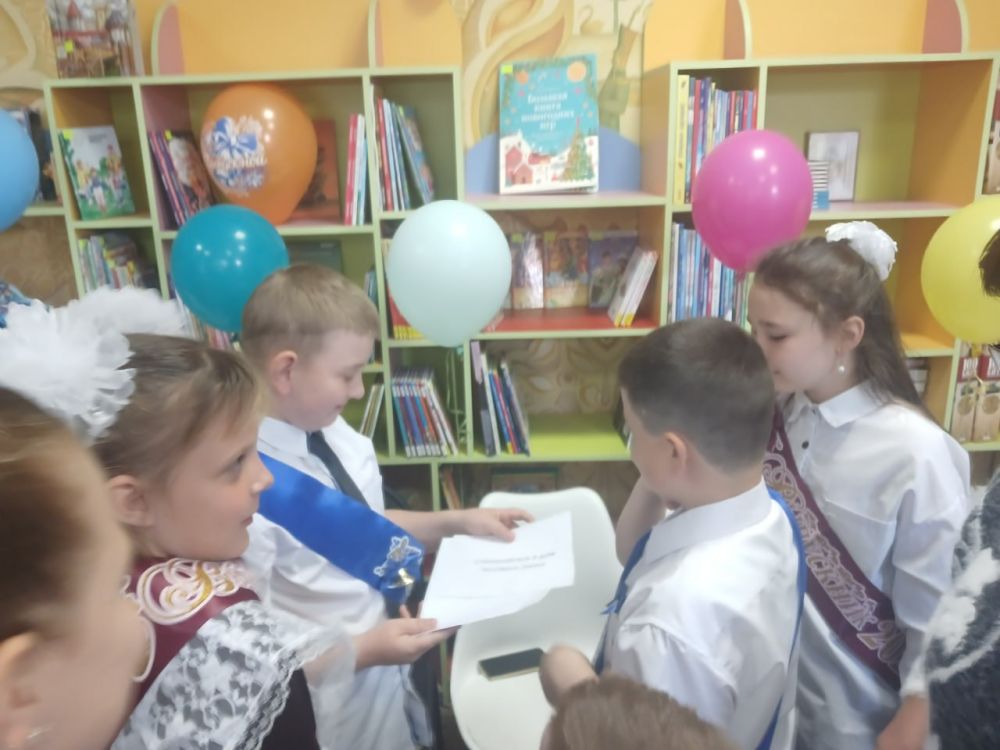 В детской библиотеке прошли незабываемые выпускные праздники! Казалось бы, всё должно пройти гладко, но тут появилась наша любимая вредина Дюдюка, решившая испортить настроение ребятам своими коварными планами В детской библиотеке прошли незабываемые выпускные праздники! Казалось бы, всё должно пройти гладко, но тут появилась наша любимая вредина Дюдюка, решившая испортить настроение ребятам своими коварными планами