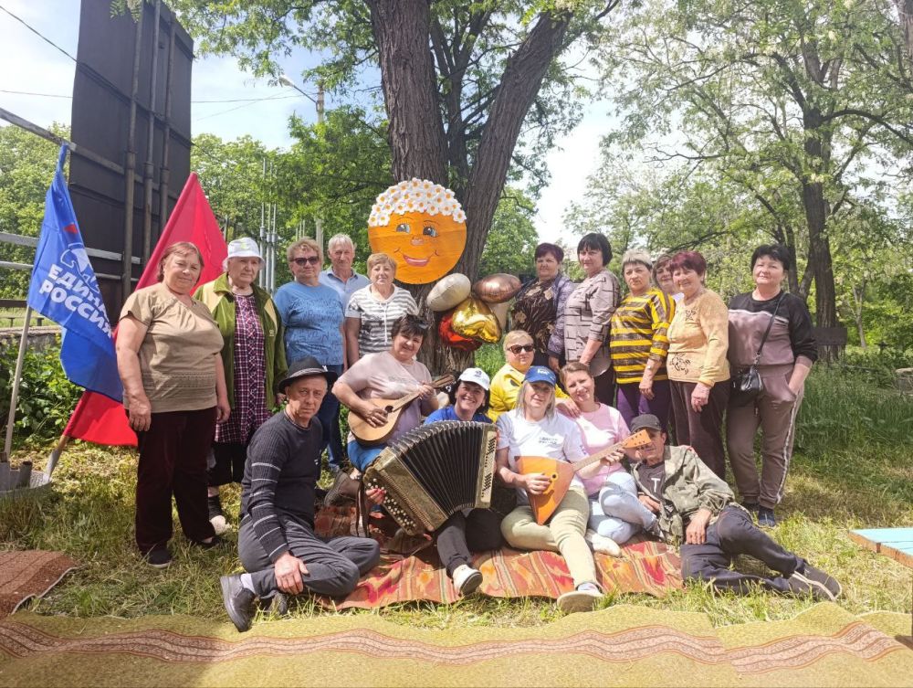 В поселке городского типа Вергулевка, рамках проекта ”Школа ЖКХ” партии “Единая Россия”, состоялся добрый праздник, посвящённый «Международному дню соседей!» В поселке городского типа Вергулевка, рамках проекта ”Школа ЖКХ” партии “Единая Россия”, состоялся добрый праздник, посвящённый «Международному дню соседей!»