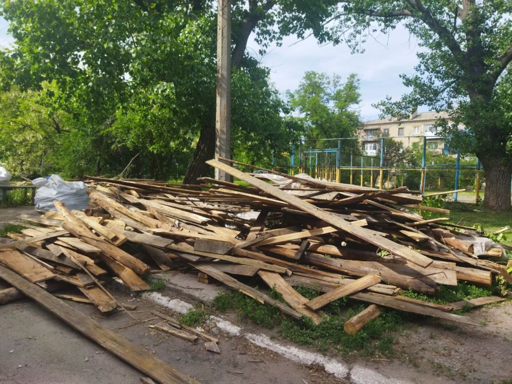 В городском округе город Ровеньки ведутся работы по капитальному ремонту кровель многоквартирных домов № 15 по улице Коммунистическая и домов № № 19, 21 по улице Ленина В городском округе город Ровеньки ведутся работы по капитальному ремонту кровель многоквартирных домов № 15 по улице Коммунистическая и домов № № 19, 21 по улице Ленина
