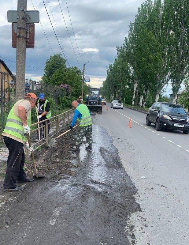 Работники ООО «ПроектСтрой» выполнили работы по очистке проезжей части от смёта на автодороге регионального значения 43К-31 Ровеньки – (Антрацит – Должанский) Работники ООО «ПроектСтрой» выполнили работы по очистке проезжей части от смёта на автодороге регионального значения 43К-31 Ровеньки – (Антрацит – Должанский)