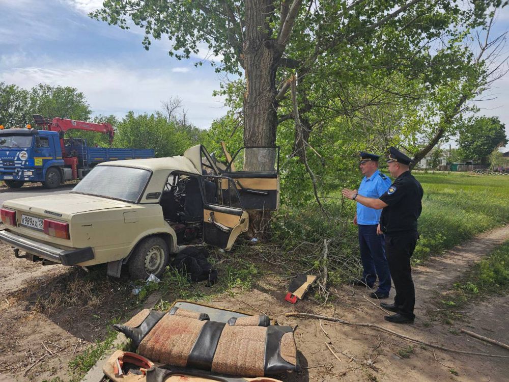 Около 6 часов на участке автомобильной дороги Верхнебогдановка - Петровка Станично-Луганского района 20-летний мужчина, управляя автомобилем ВАЗ 2105, будучи а в алкогольном опьянении, выехал за пределы проезжей части, где...