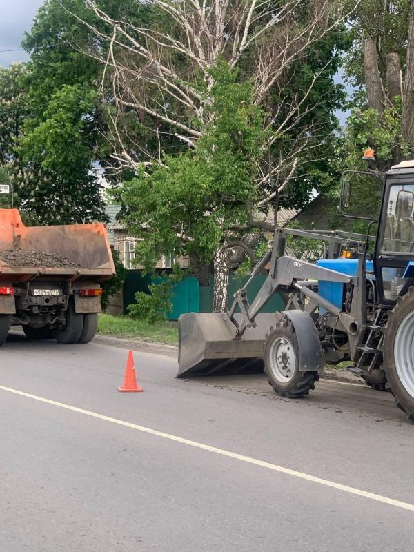 Работники ООО «ПроектСтрой» выполнили работы по очистке проезжей части от смёта на автодороге регионального значения 43К-31 Ровеньки – (Антрацит – Должанский) Работники ООО «ПроектСтрой» выполнили работы по очистке проезжей части от смёта на автодороге регионального значения 43К-31 Ровеньки – (Антрацит – Должанский)