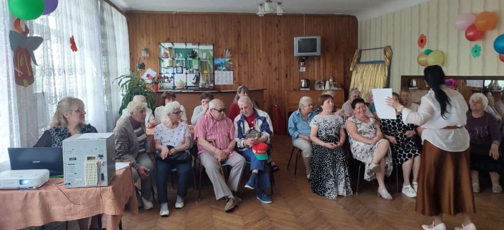 На базе Антрацитовского комплексного центра социального обслуживания населения (предоставления социальных услуг) для студентов «Университета третьего возраста» состоялось мероприятие «Последний звонок» На базе Антрацитовского комплексного центра социального обслуживания населения (предоставления социальных услуг) для студентов «Университета третьего возраста» состоялось мероприятие «Последний звонок»
