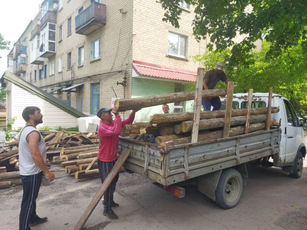 В городском округе город Ровеньки ведутся работы по капитальному ремонту кровель многоквартирных домов № 15 по улице Коммунистическая и домов № № 19, 21 по улице Ленина В городском округе город Ровеньки ведутся работы по капитальному ремонту кровель многоквартирных домов № 15 по улице Коммунистическая и домов № № 19, 21 по улице Ленина